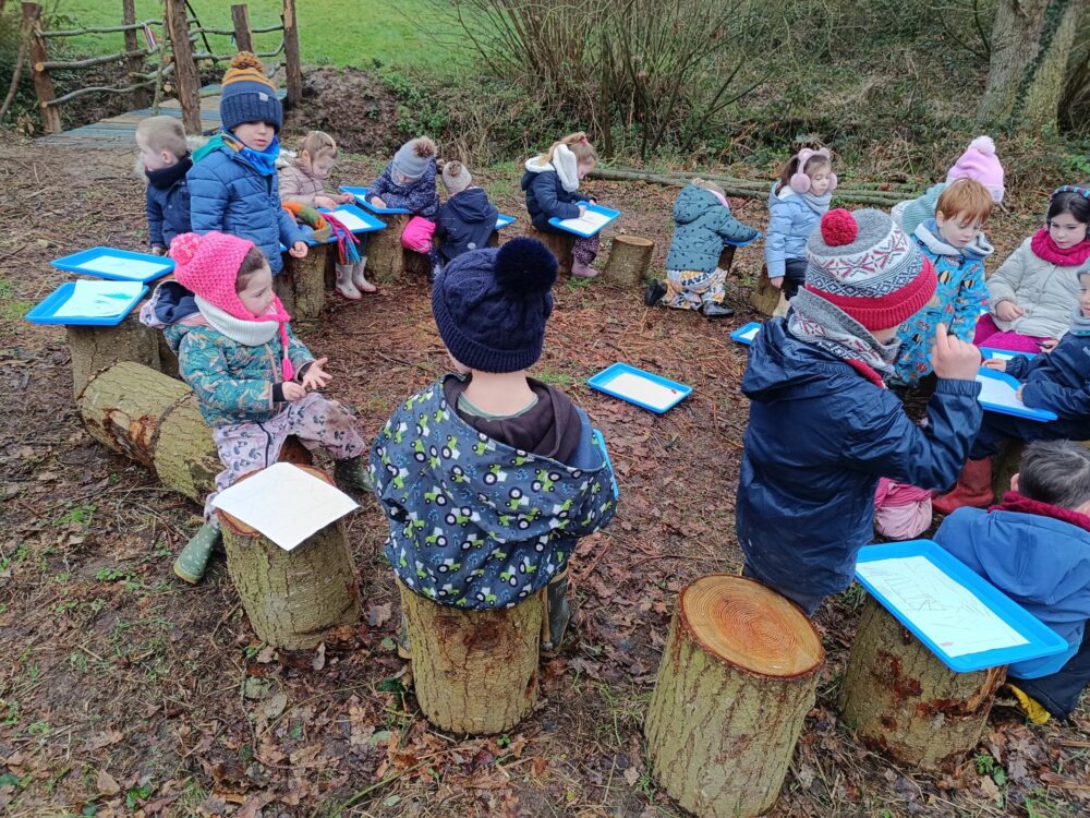 Sur les traces de la nature : nos sorties d’école dehors